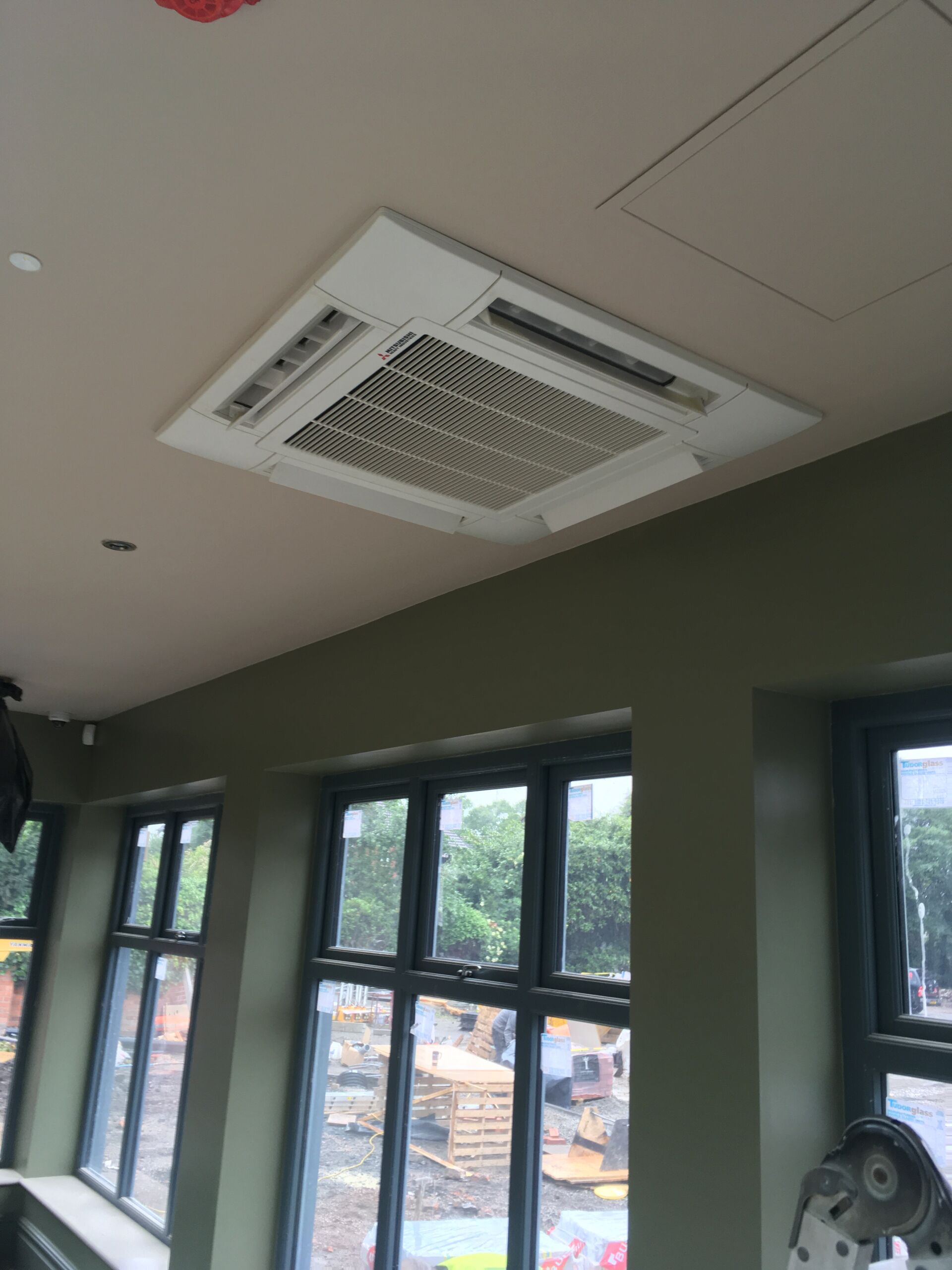 Air conditioning unit installed in a ceiling